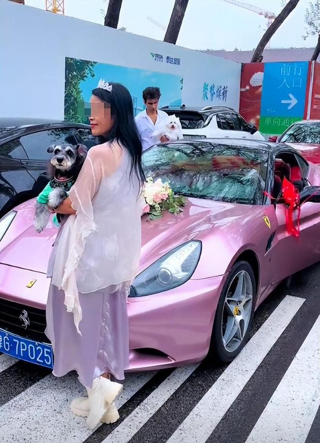 豪车法拉利接亲外国小伙乐坏了开元棋牌富婆给狗办婚礼送豪宅(图4)