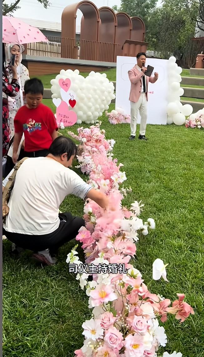 豪车法拉利接亲外国小伙乐坏了开元棋牌富婆给狗办婚礼送豪宅(图3)