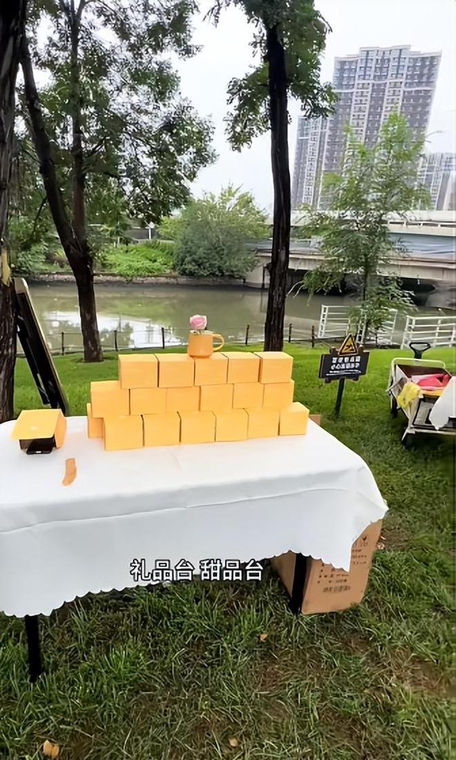 豪车法拉利接亲外国小伙乐坏了开元棋牌富婆给狗办婚礼送豪宅(图17)