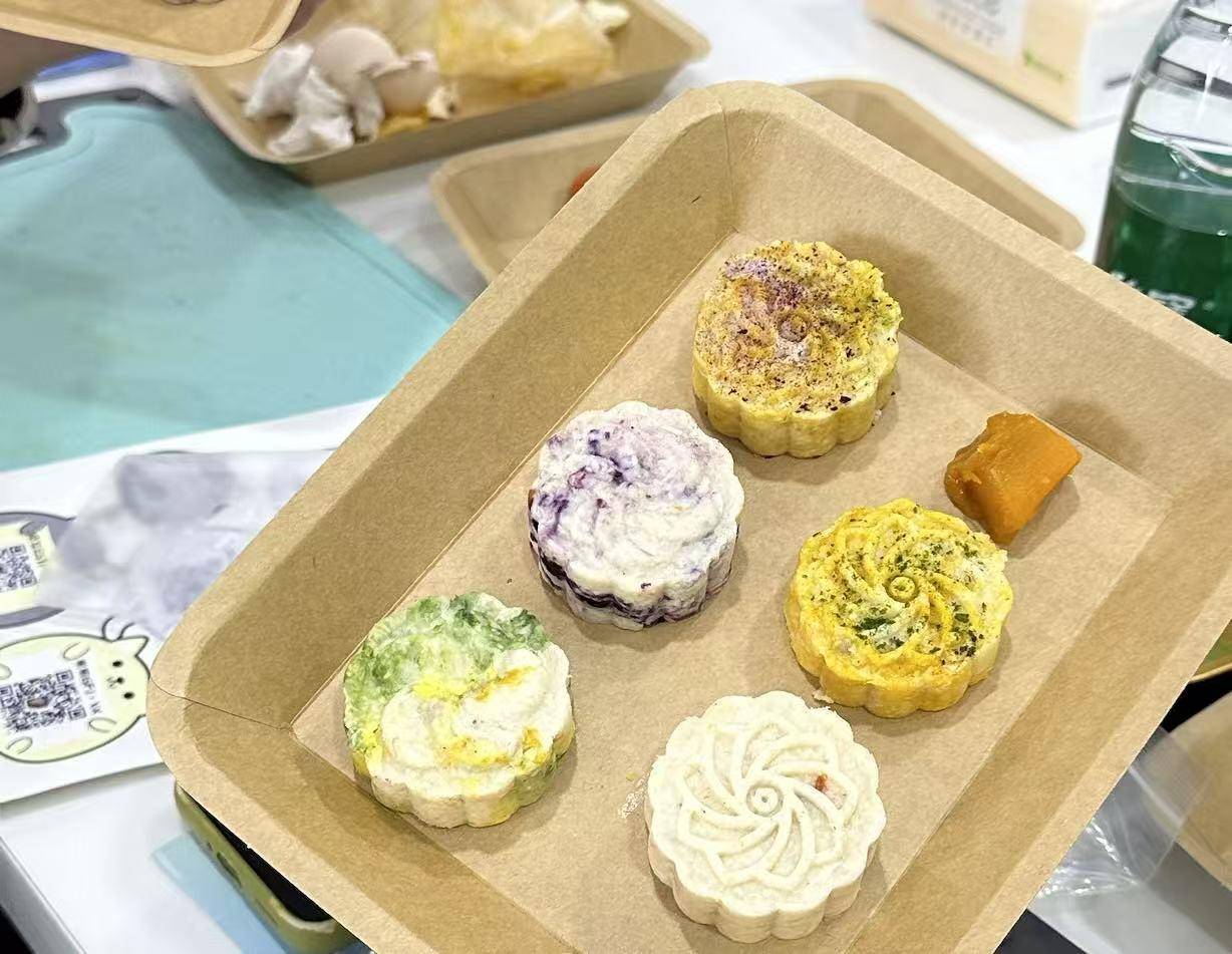饼热销还可量身定制有商家一周内售出上千枚开元棋牌“毛孩子”也过中秋！成都宠物月(图1)