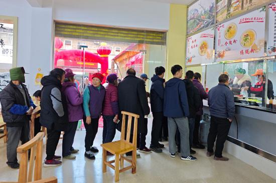 撬动大产业 “一碗粉”香飘千万家开元棋牌横州市陶圩镇:“一只鸡”(图1) 撬动大产业 “一碗粉”香飘千万家开元棋牌横州市陶圩镇:“一只鸡”(图1)